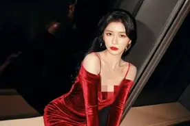 27岁蔡卓宜穿深V礼服，前凸后翘性感曲线，网友：身材太辣了图片
