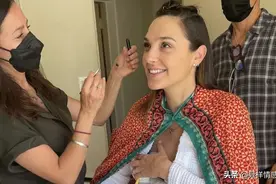 盖尔·加朵在片场自豪地吸吮母乳:“只有我，在后台做一个妈妈。”图片