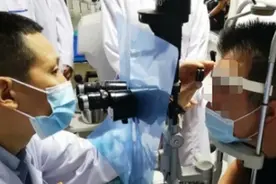下手太狠！男子给猪打针，猪跑了，针扎进自己眼睛致失明图片
