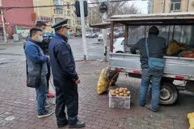 哈市严查占道摆摊洗车修车、堆放物料等行为，规范占道商亭图片