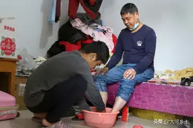 河南14岁男孩患重病无钱移植，每天给爸爸洗脚：害怕以后没机会图片