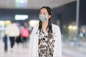 韩雪带着女儿很有气质，一家三口看着就幸福，穿的衣服也很低调图片