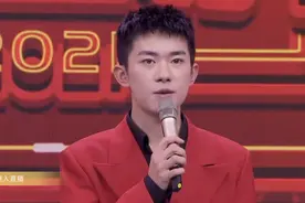 ​春晚进行时杨幂站C位，张韶涵造型奇特，金晨少女打扮赢全场图片