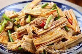泡腐竹，不要直接用清水泡！大厨教你1招，1分钟泡发，筋道不易烂图片