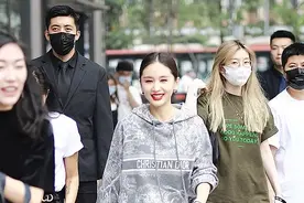 王子文真会打扮，印花卫衣配白色长裤，妥妥的小个子穿搭模板图片