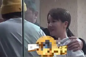 43岁左小青新恋情曝光？与郭家铭靠头搂肩显亲密，结束后同返酒店图片