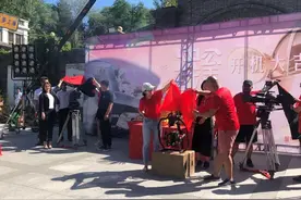 《决战公主岭》盛大开机 宋晓峰遇贾冰爆笑升级图片
