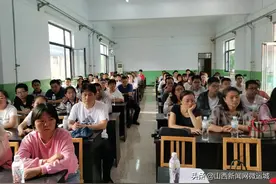河津市第二初中 丹心一片育桃李·家长感恩送牌匾图片