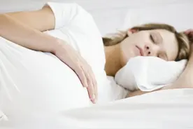 孕妈睡熟乱翻身，醒来吓出一身冷汗，孕妈：必须左侧睡吗？图片