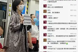 “西安地铁事件”再发酵，多名女生举牌抗议要求道歉，网曝一女生被警方带走图片