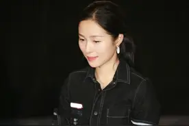 江一燕身穿黑色牛仔连体短裤，尽显女人知性魅力图片