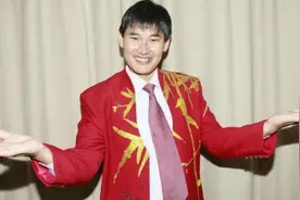 大衣哥捐款350万，自己却省吃俭用收破烂，让儿媳儿子指挥运物资图片