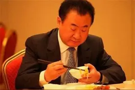 同样是吃午餐，王健林很接地气，雷军很节俭，看到马云：不差钱！图片