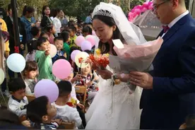 幼儿园老师结婚，家长每人随了500元，隔天家长群里很温馨图片
