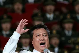他在唱歌之前唱过十年京剧，一首《当兵的人》，背后的故事很感人图片
