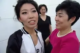 精致曲婉婷，后面千万家庭破产图片