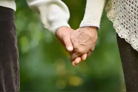到底是夫妻亲，还是兄弟姐妹亲？心理专家的答案很统一图片