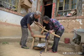 豫西山里老两口种二亩多地，收2000斤麦子，压红薯面条犒劳自己图片