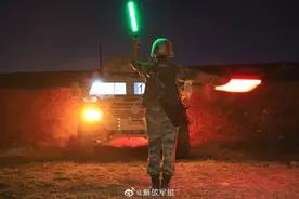帅气！天山脚下女兵开展硬核夜训图片