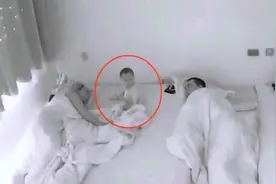 一岁婴儿半夜自己喝奶，喝完又乖乖睡觉，网友直呼：天使宝宝图片