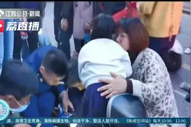 “倒骑驴”危险！无锡一女孩倒坐在电动车后座被车轮卡住图片