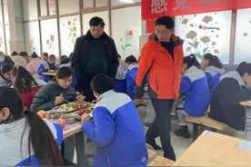 No.196(03-02) 步伐整齐口号响  捡到水卡归还忙图片