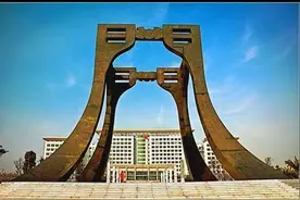 他是江西上饶人，开国中将，曾任“五个”军区司令员，名垂青史图片