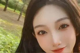 都美竹风波后首出镜，化淡妆比剪刀手心情超好，据悉还有大瓜未曝图片