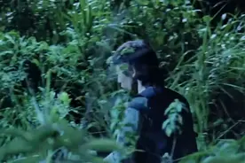 孕妇难产诞下大头怪婴，头上长满眼睛，一部香港经典恐怖片图片
