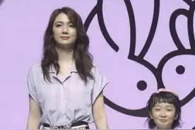 49岁洪欣带女儿走秀，腹部赘肉稍显圆润，7岁女儿五官神似张丹峰图片
