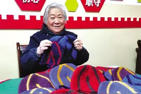 84岁的刘奶奶为孩子们织了19顶小花帽图片
