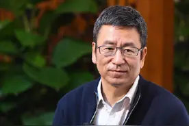 白岩松：父亲的格局决定孩子的高度，母亲的修养决定孩子的品质图片