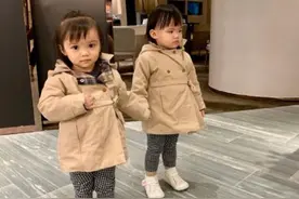双胞胎一个奶奶带一个妈妈带，上小学的时候，三方面差距很明显图片