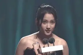 娱乐圈“神仙合照”来了！热巴关晓彤上台领奖，终于理解直男审美图片