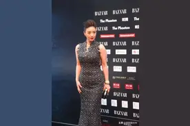 蒋欣豁出去了！穿无袖连衣裙暴露麒麟臂，虎背熊腰一点不像女明星图片