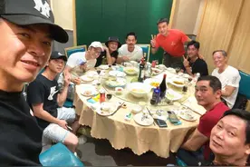 TVB一众老戏骨聚餐，个个喝酒喝到满脸通红，大合照比剪刀手卖萌图片