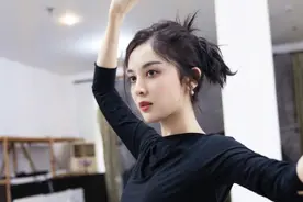 古力娜扎为新剧练舞 风姿优美图片