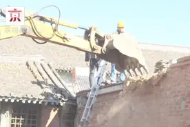 “老赖”强占邻居宅基地6年 强执现场被执行人亲属强闯警戒线视频封面