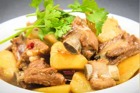 厨师长用土豆炖排骨，芳香四溢，详细讲解制作过程，看看就会视频封面