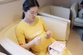孕晚期，夜间频繁感觉到胎动，小家伙不睡觉吗？为什么？视频封面