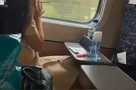 女子动车上吸烟：我知道不能吸烟，双膝下跪求原谅，网友：知法犯法图片
