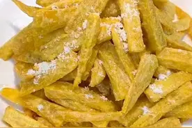 今天教大家制作一道比较简单的美食，咸蛋黄焗地瓜，你吃过吗？图片