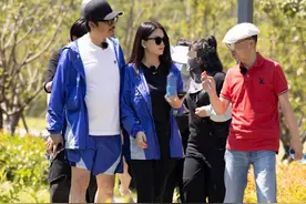 王岳伦李湘风波后首合体，李湘冷脸严肃，王岳伦亲密搂老婆表忠心图片