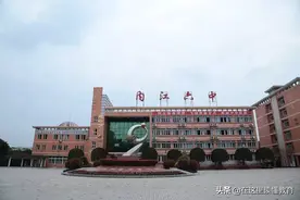 追求卓越的内江六中欢迎卓越的你！——四川·内江六中图片