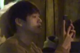 杨幂被曝新恋情，魏大勋现身酒吧心不在焉，落寞抽烟状态低迷图片
