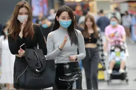 街拍：今天是学院风知性女孩图片