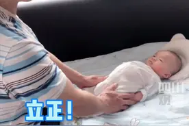 “退伍老兵爷爷早操式带娃”视频火了，网友：这爷孙俩也太可爱了图片