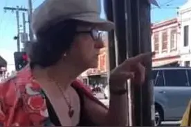 亚裔学生遭澳洲大妈种族歧视，下一秒用流利英文完美回怼图片