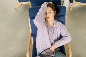 马思纯对针织衫是真爱，穿紫色针织开衫搭阔腿裤，惬意慵懒图片