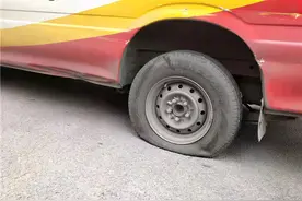 货车违停还不挪车 车胎遭人放了气 司机报警：请民警主持公道图片